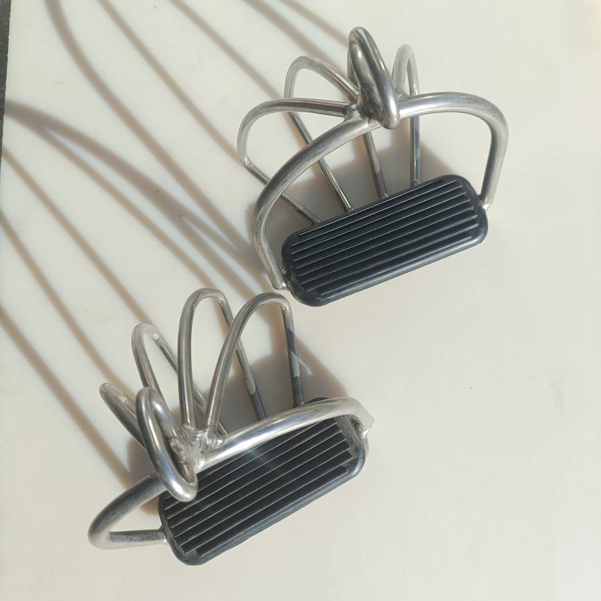 Safe horse kick stainless steel net basket pedal outdoor saddle horse horses 304 white steel material guardrail pedal