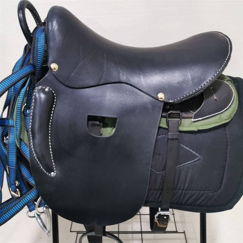 The saddles are made hand-made by Mongolian saddles