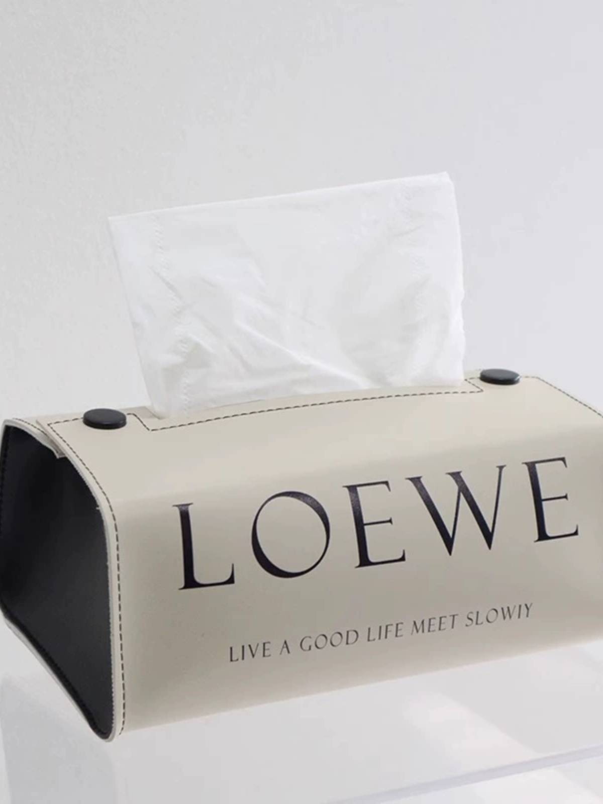 the leather box of saddles, the retro-false, the black-and-white-ins series, the leather box