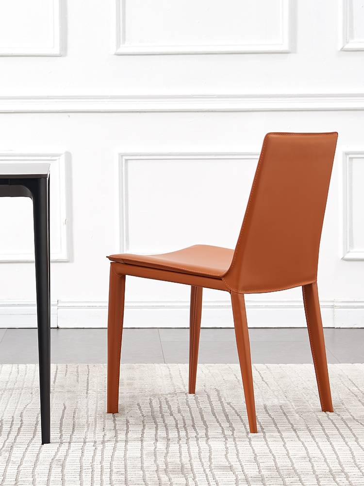 The saddle-skin chair is a modern, simple design of a simple, simplistic, industrial, hotel-based leather chair for Northern Europe