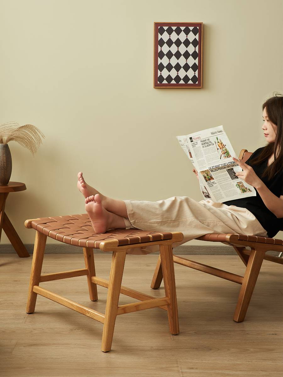Nordic retro single sofa foot footable pale -sad saddle leather living room home calf legs are simple and modern small apartment