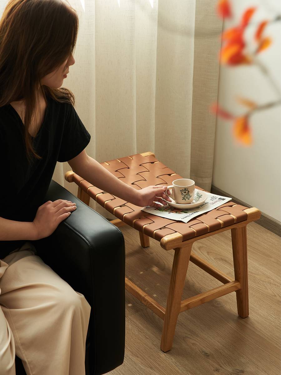 Nordic retro single sofa foot footable pale -sad saddle leather living room home calf legs are simple and modern small apartment