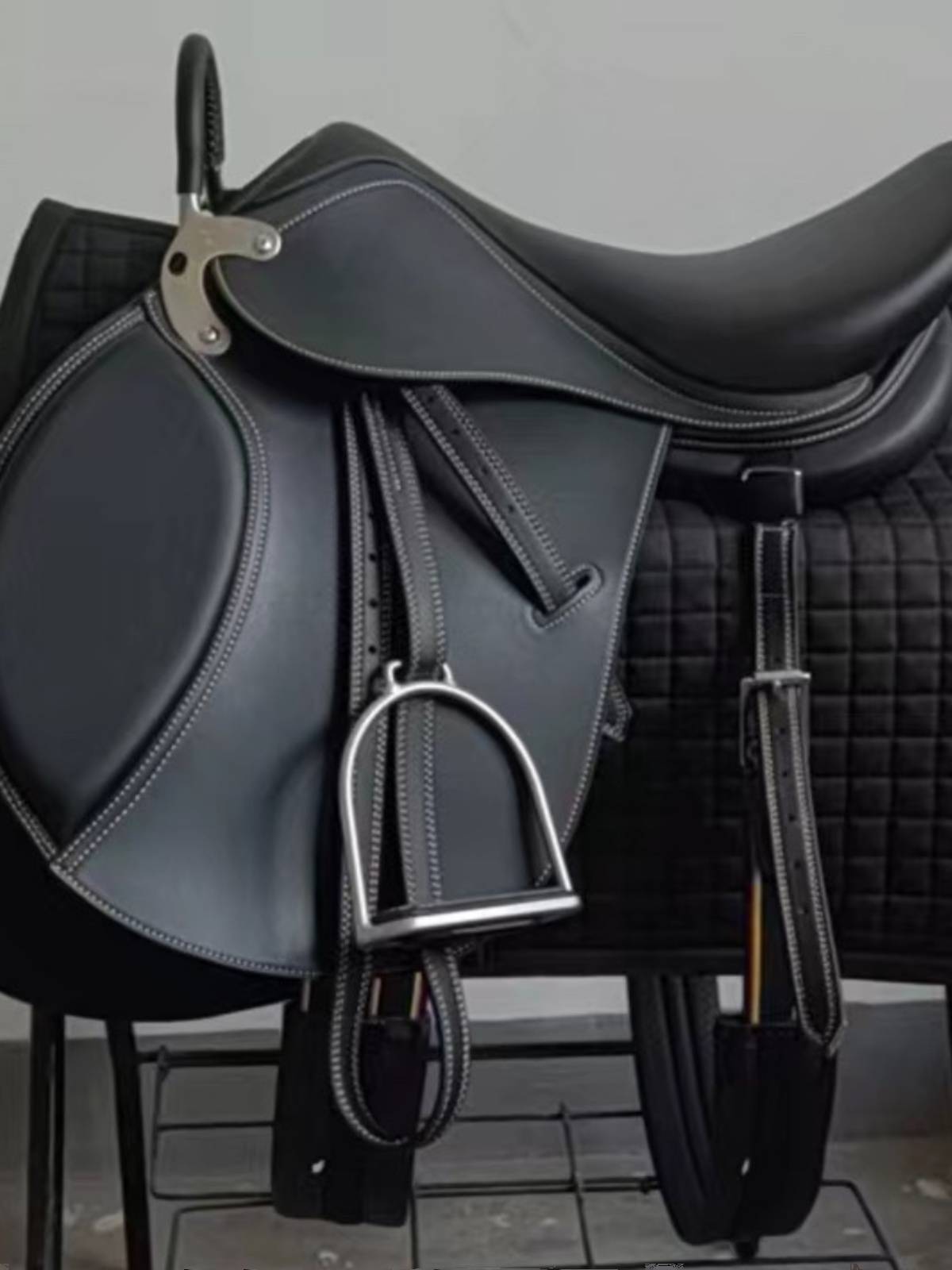 A FULL SET OF HAND-CARVED SADDLES ARE TAUGHT USING A TOURIST SADDLES GP SADDLE