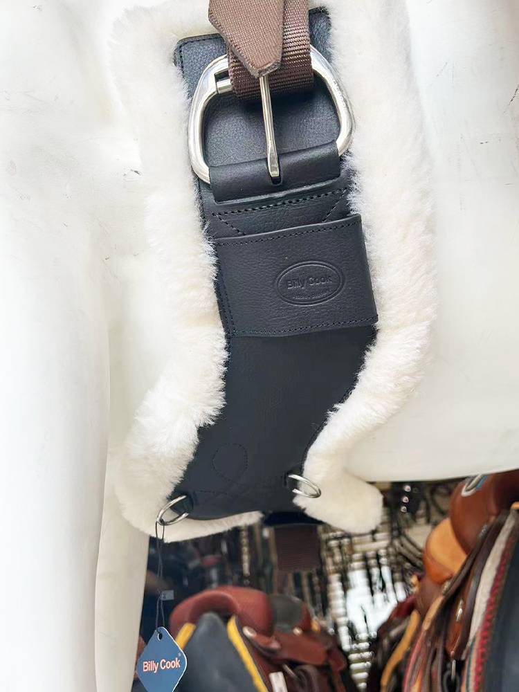 With wool on the back of the western saddle, you can take off the saddle with wool on the belly