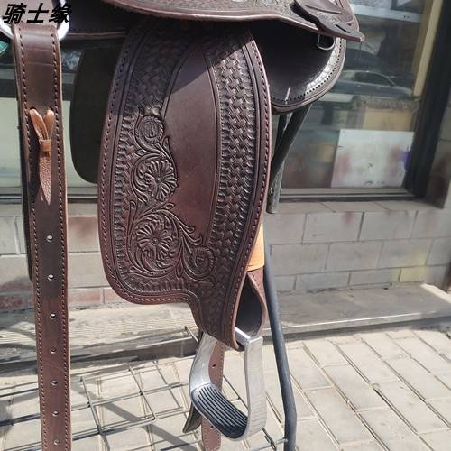 The knight's soft and comfy west saddled hand-carved cycling in the field of the saddle