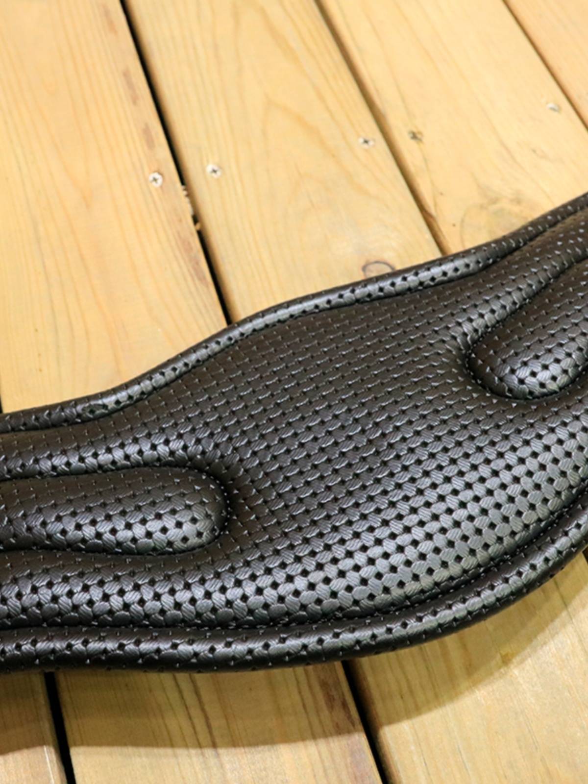 Tekna's belly belt horse belly belt horses horse saddle accessories soft and comfortable equilibrium products horse equipment riding