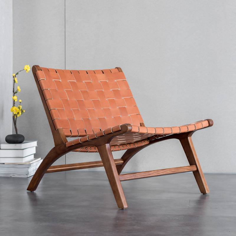 The saddle-skinned slugs lie down in a chair for the Nordic people on the back of a balcony with a single man with a sofa of wood and a twig