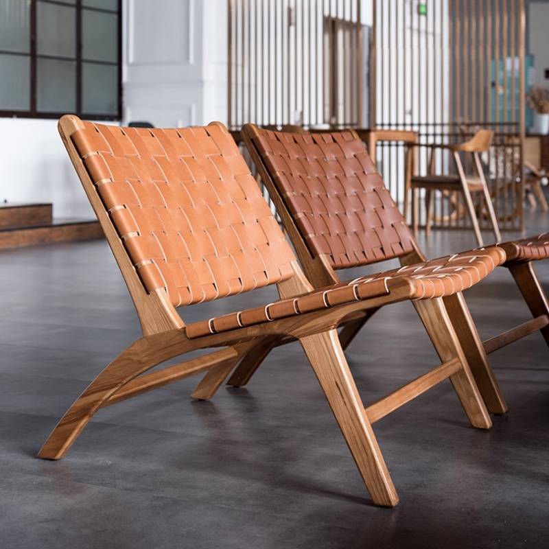The saddle-skinned slugs lie down in a chair for the Nordic people on the back of a balcony with a single man with a sofa of wood and a twig