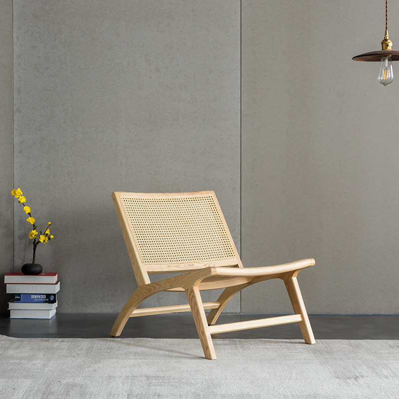 The saddle-skinned slugs lie down in a chair for the Nordic people on the back of a balcony with a single man with a sofa of wood and a twig