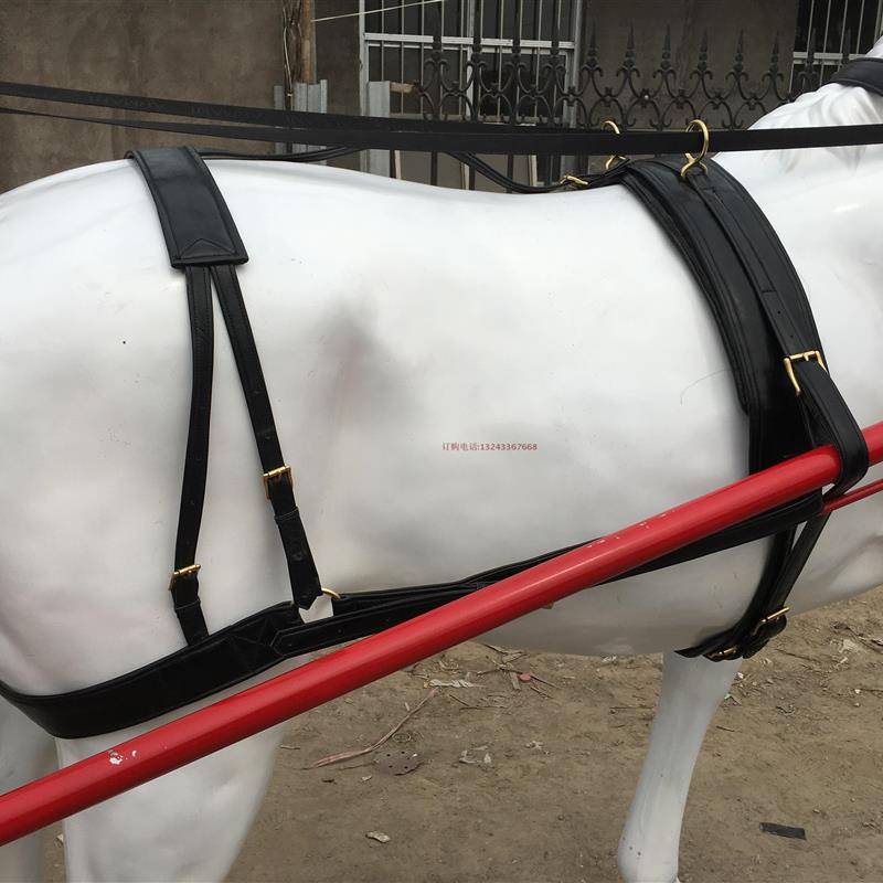 The new carriage holds a saddle with a saddle, the dwarf horses, the dual -horse leather horse, the universal horse cage head horse reins