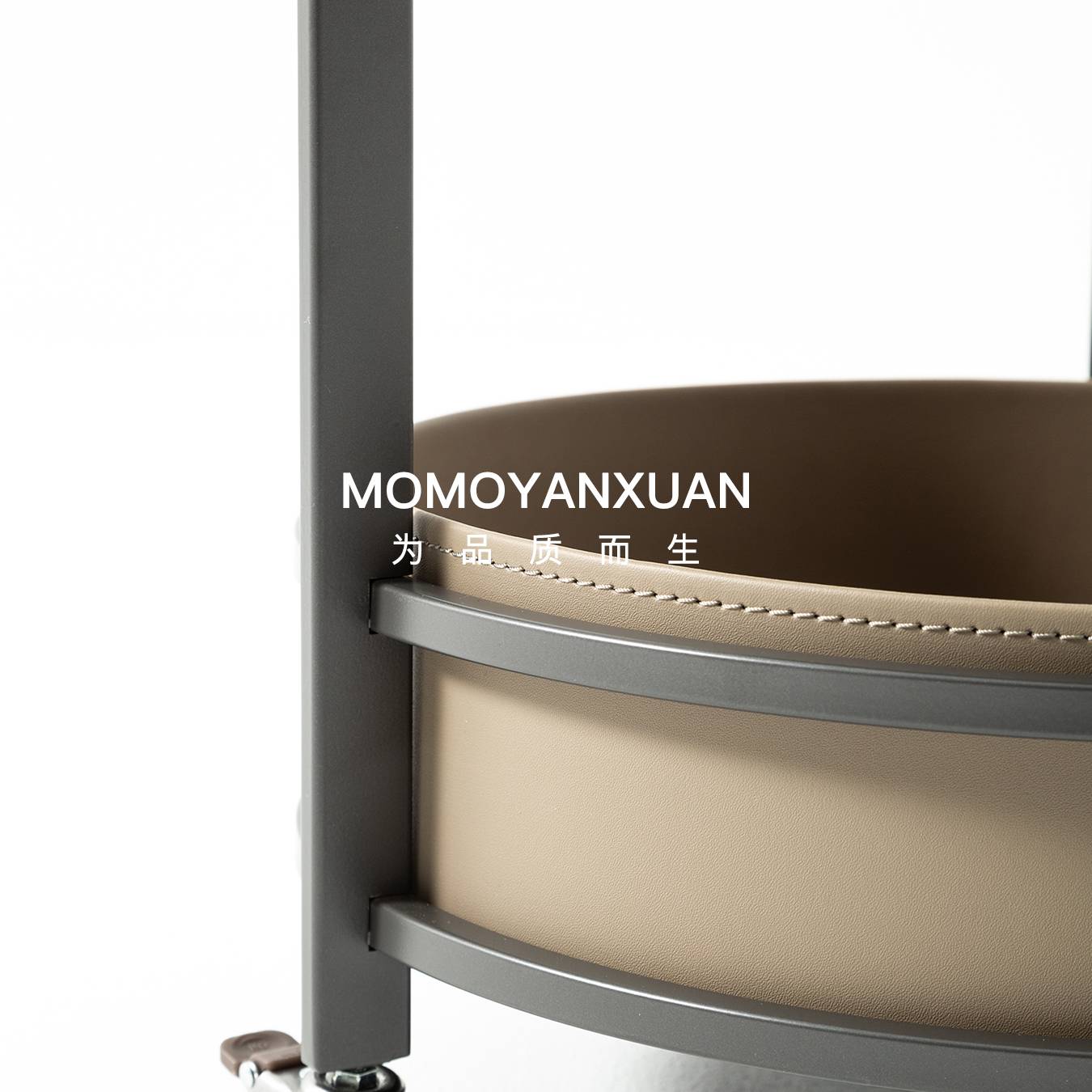 Ingenious home Furnishing Italian minimalist horse saddling stainless steel can be moved by the driver.