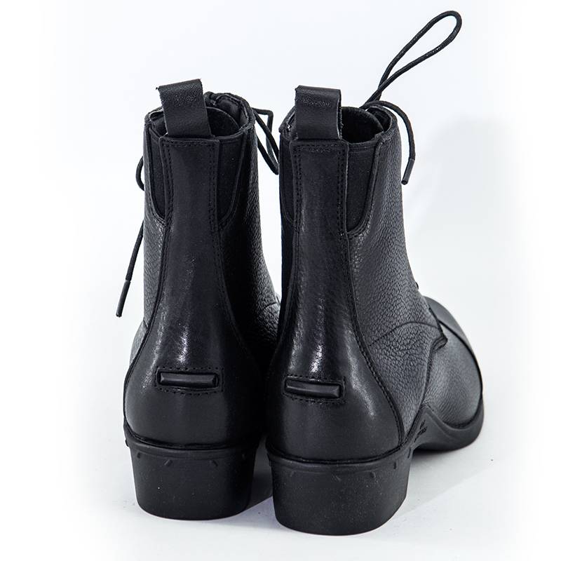 The horse's short boots and tweeds are imported into the head of the cow's leather belt