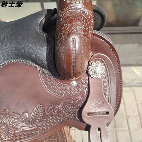 The knight's soft and comfy west saddled hand-carved cycling in the field of the saddle