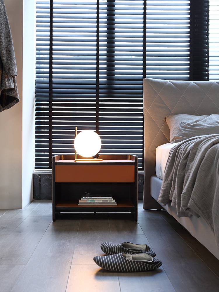 Essence minimalist bedside cabinet saddling leather bedroom storage storage high -end silent wind pretend design master bedside cabinet