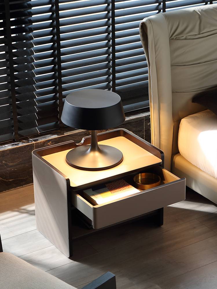 Essence minimalist bedside cabinet saddling leather bedroom storage storage high -end silent wind pretend design master bedside cabinet