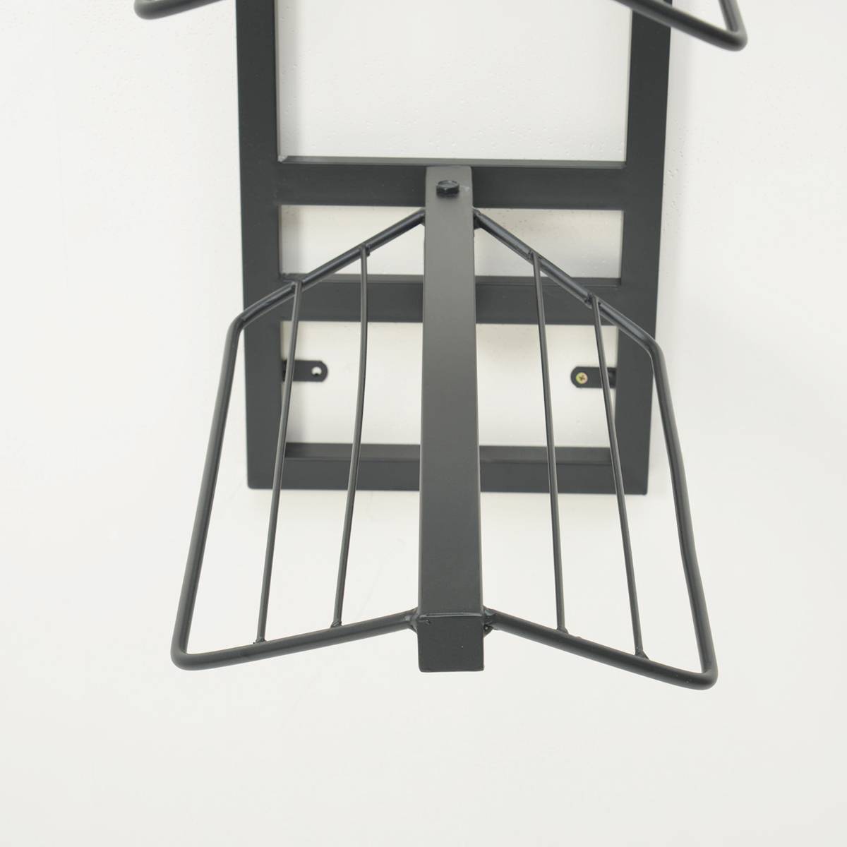 The saddle shelf on the wall, a horsepower horses, multi -layer rack ride -rolling supplies display racks on the wall bracket storage rack