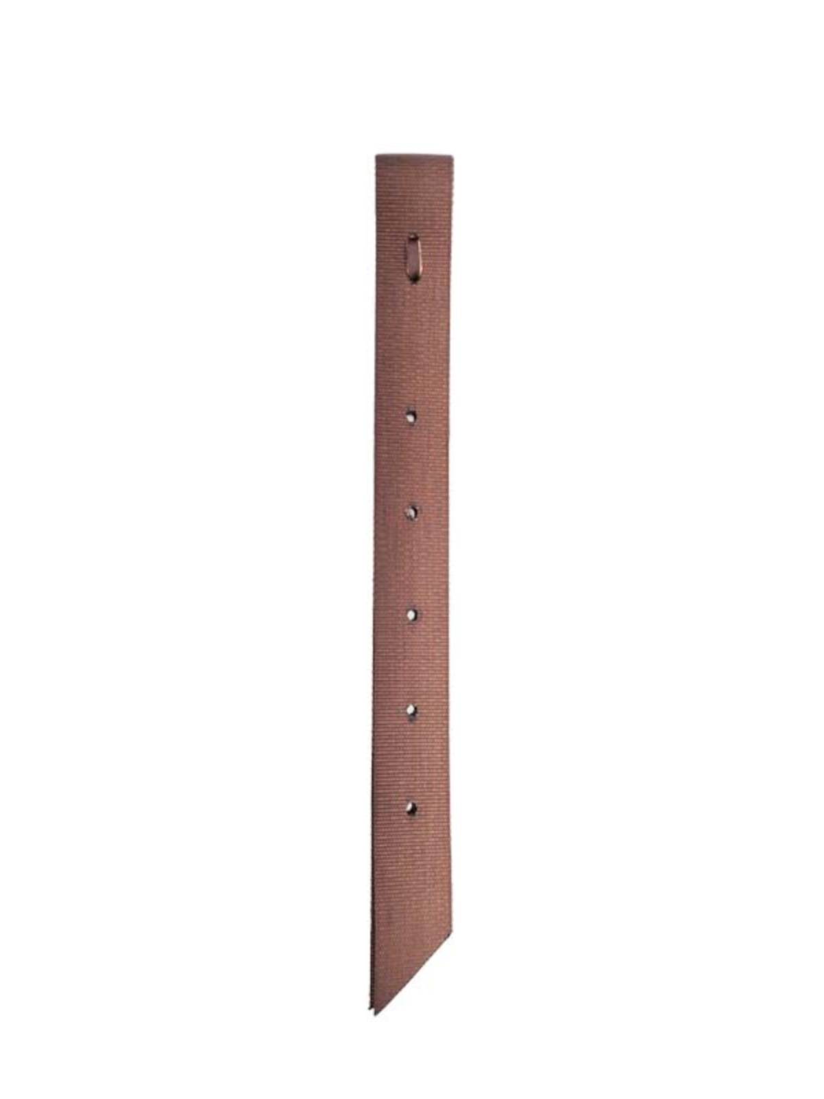 With a right nylon belt in front of the western saddle and a tummy belt with a western saddle fitting horse prop