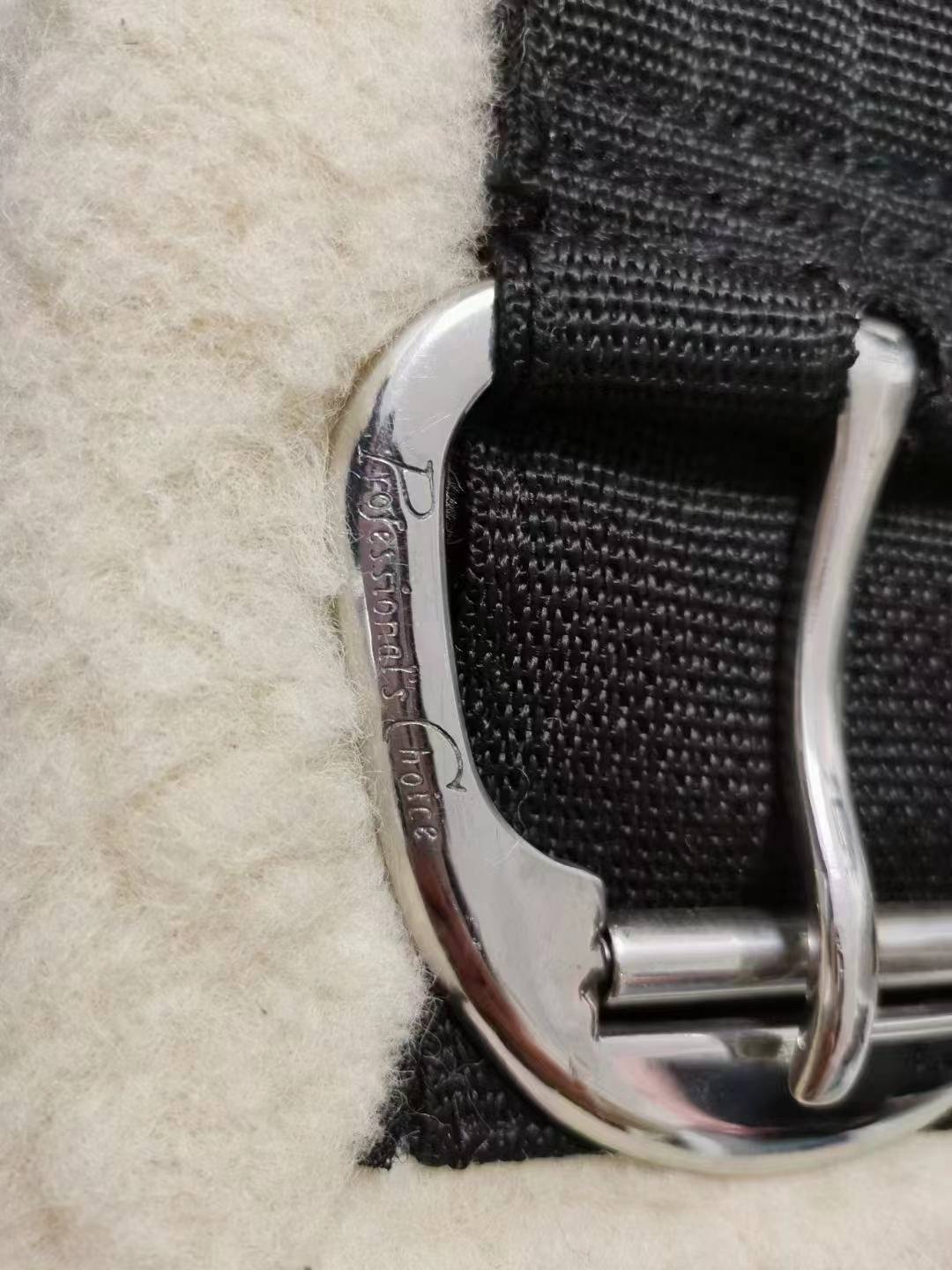 Western wool with a skating-proof saddle