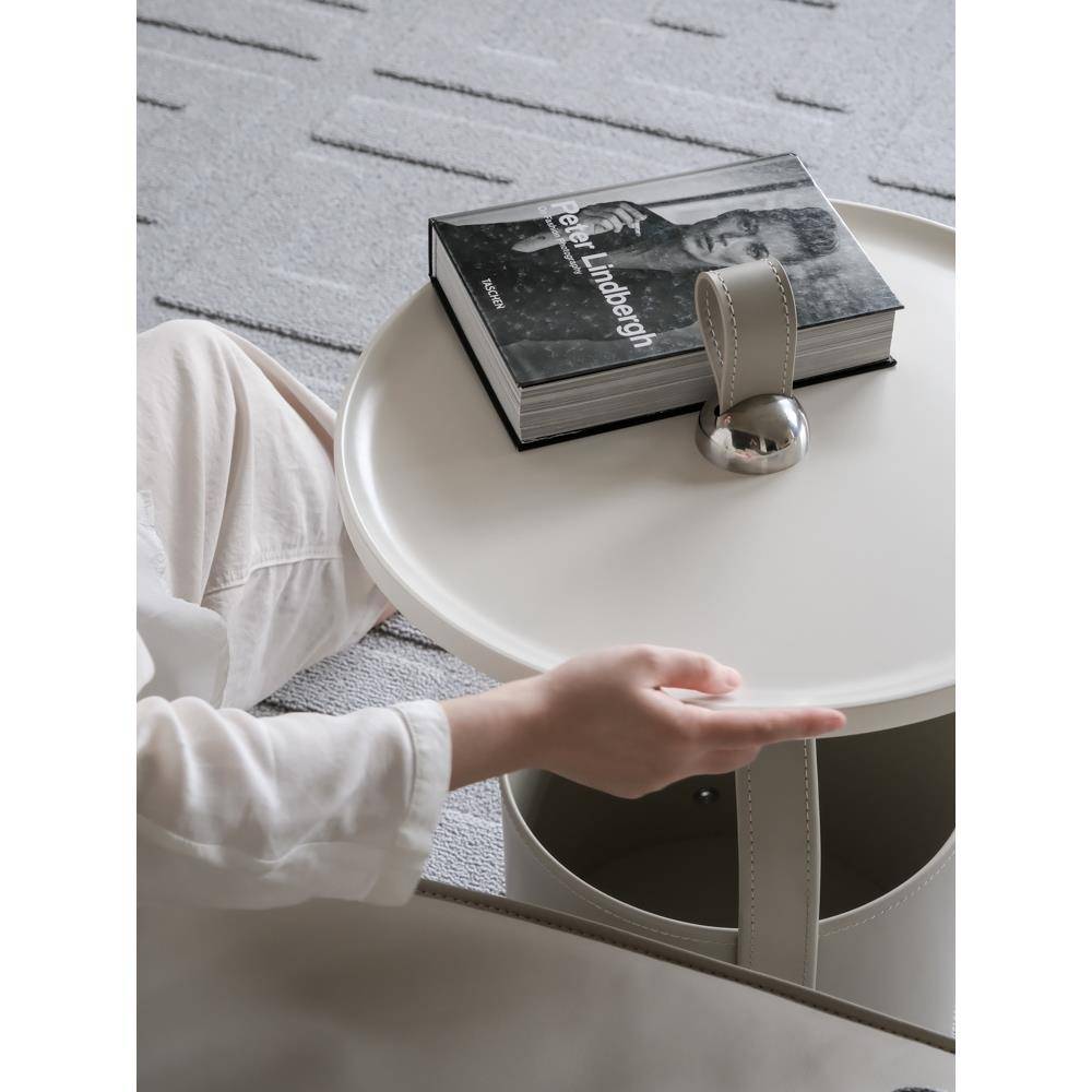 Ruo Nai is limited to glacier ash!Herm@s Creative art handmade saddle leather sofa beside a few light luxury hand coffee table
