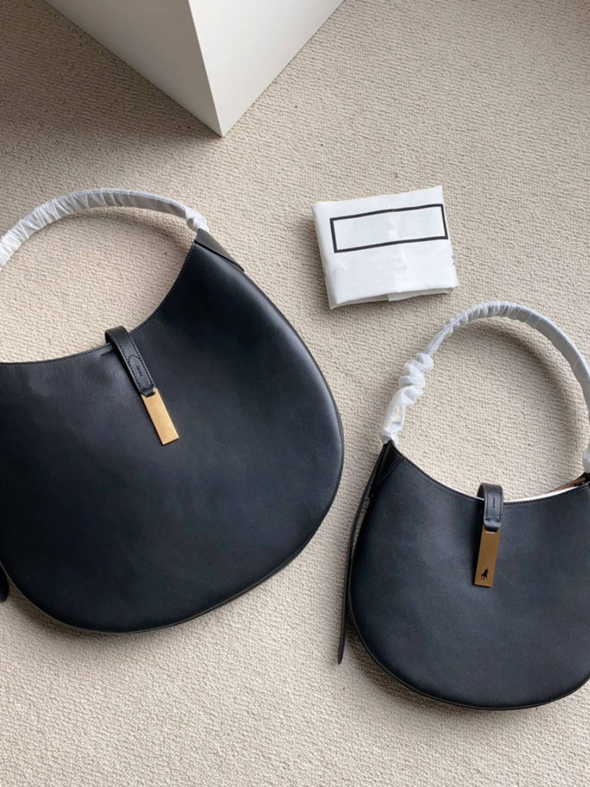 zheng su-kyung's one-shoulder saddle bag and polo-scrambling kostot pack