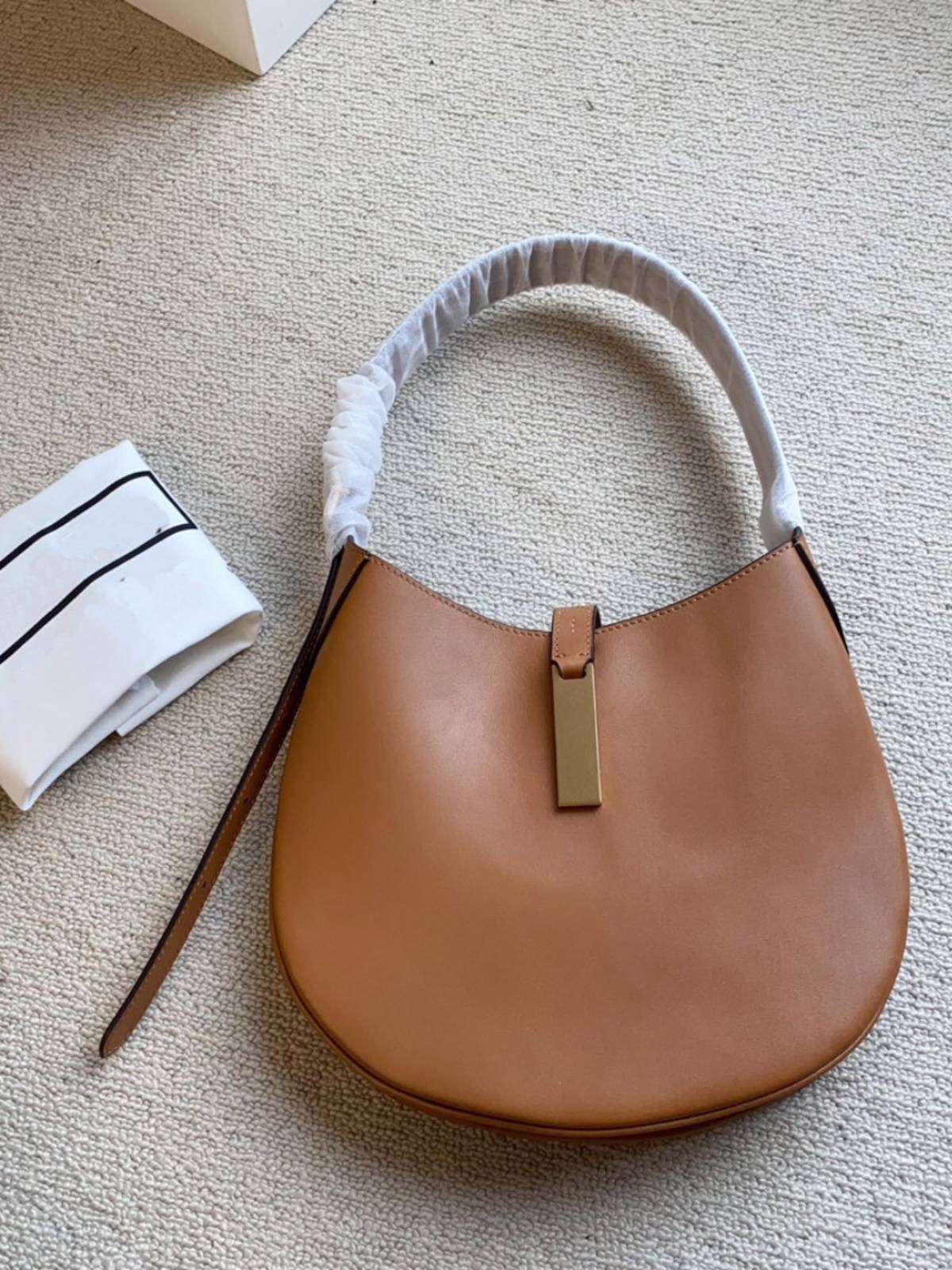 zheng su-kyung's one-shoulder saddle bag and polo-scrambling kostot pack