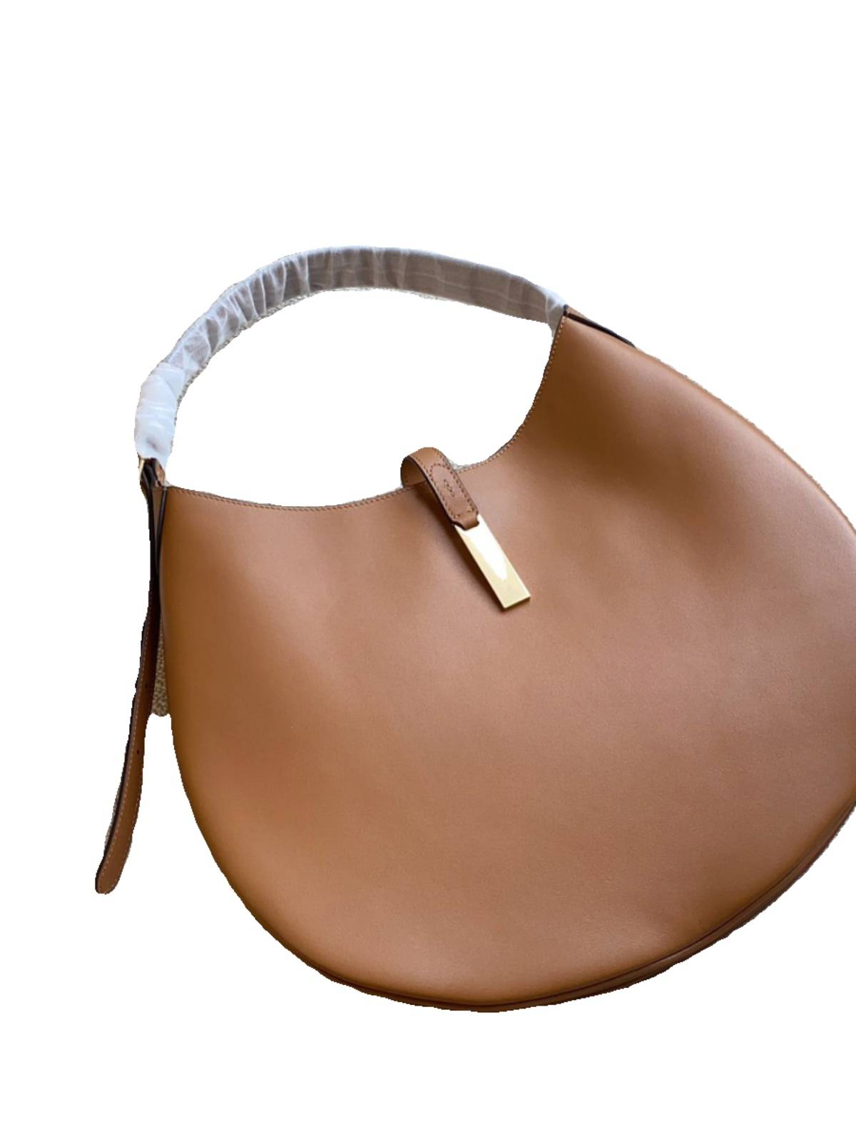 zheng su-kyung's one-shoulder saddle bag and polo-scrambling kostot pack