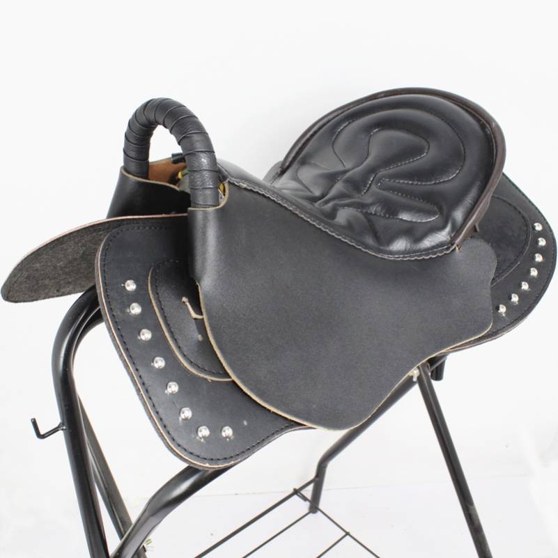 Black horse saddle + no parts