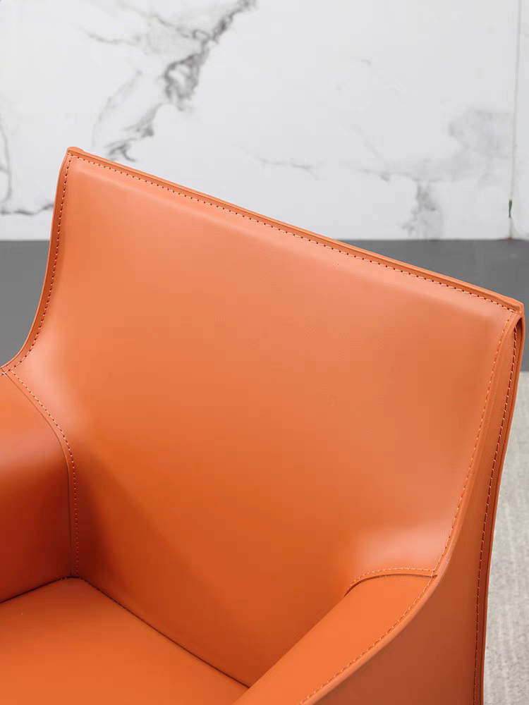 The saddle-skin chair, the Nordic light luxurious designer's chair, the advanced sense of the book table and the chair are very simple by the backside