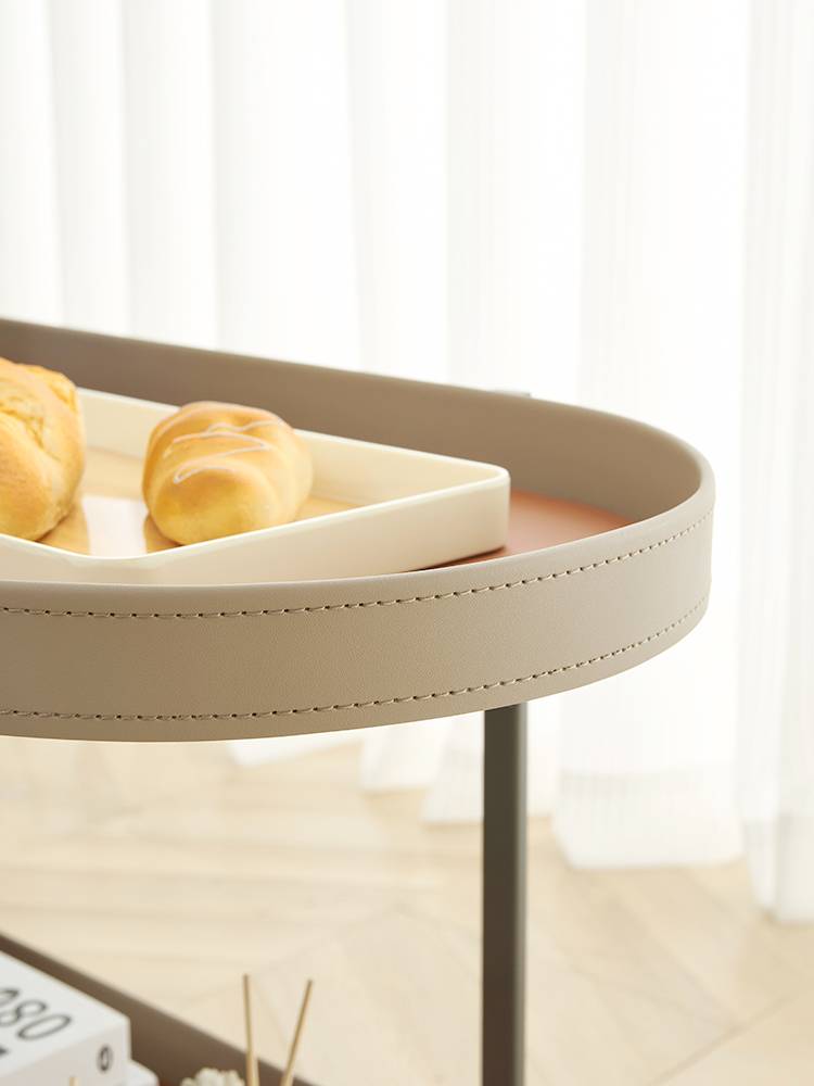 A few hostess at the edge of the small cart, a few Marpisa in the small coffee table, a small coffee table, the Italian home creation art can be moved