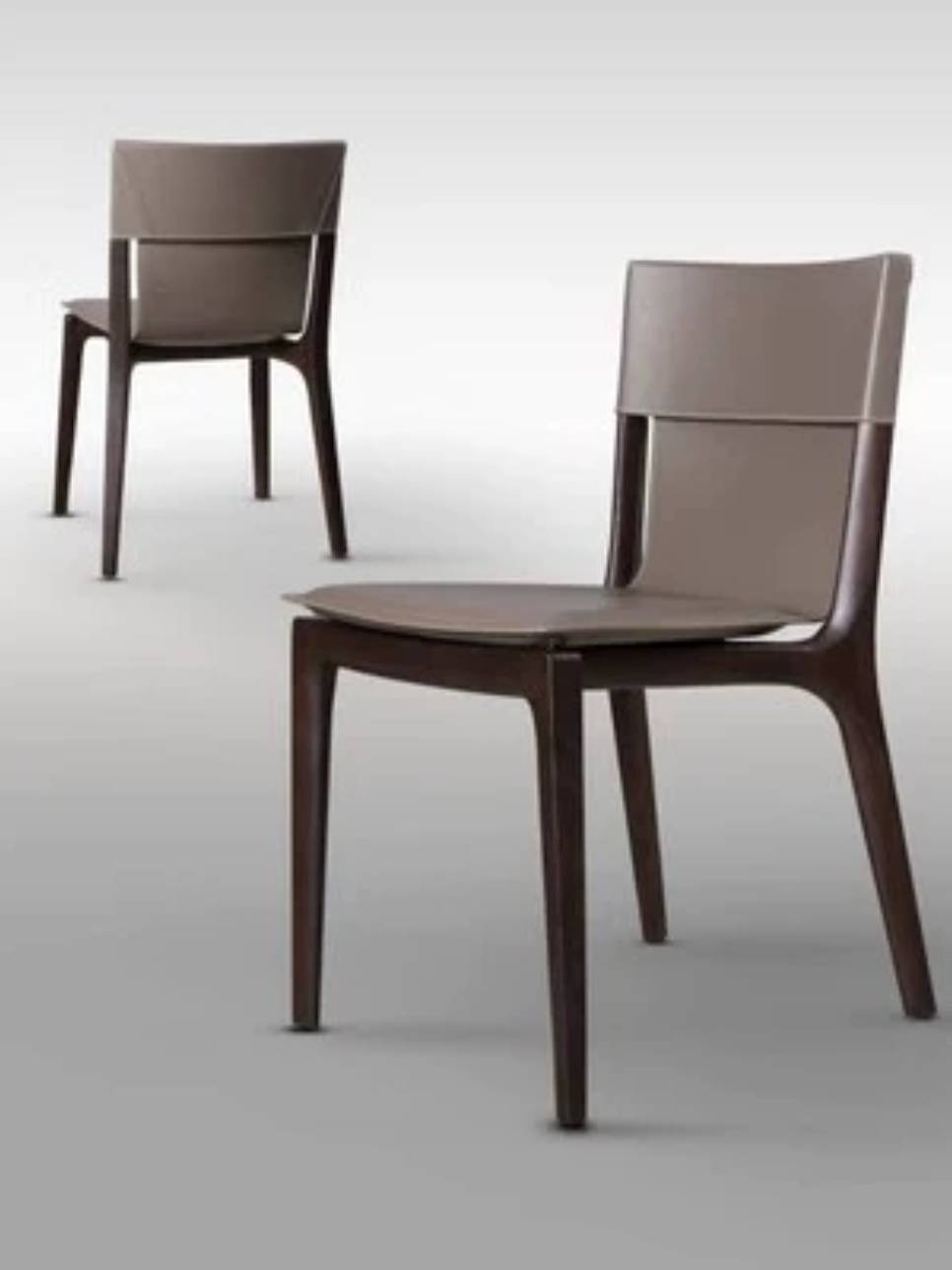 The saddle-skin chair is a modern, simple, simple wood-like designer with a back-seat meaning designer