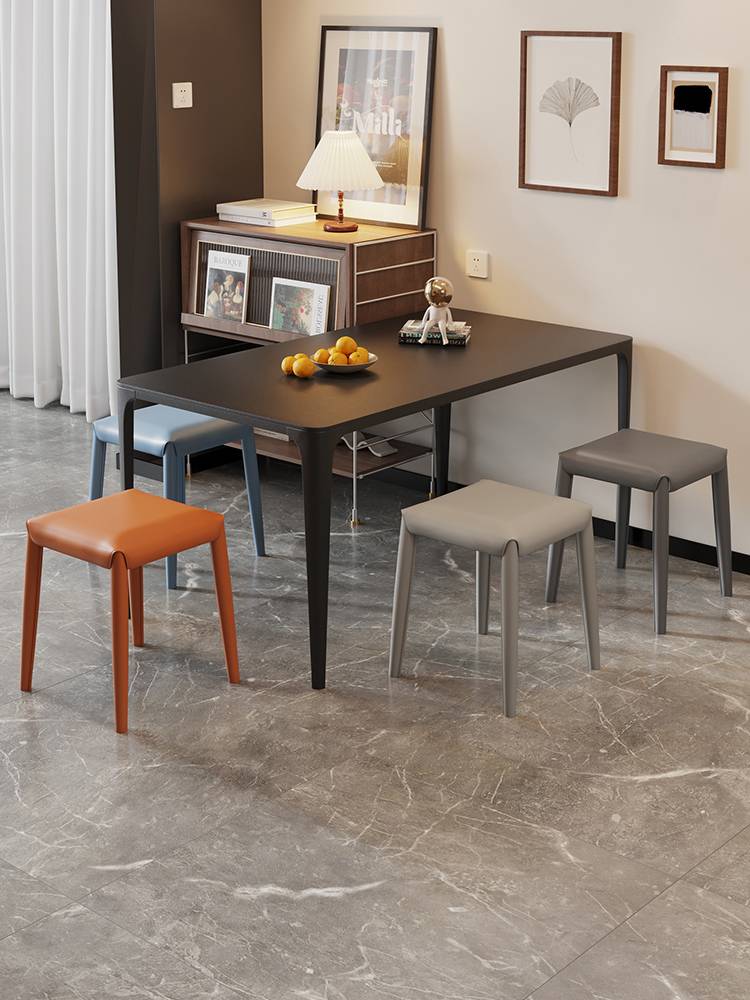 The stools of the Nordics can be folded on the table with the stools of the luxurious stools in the stools of the stools