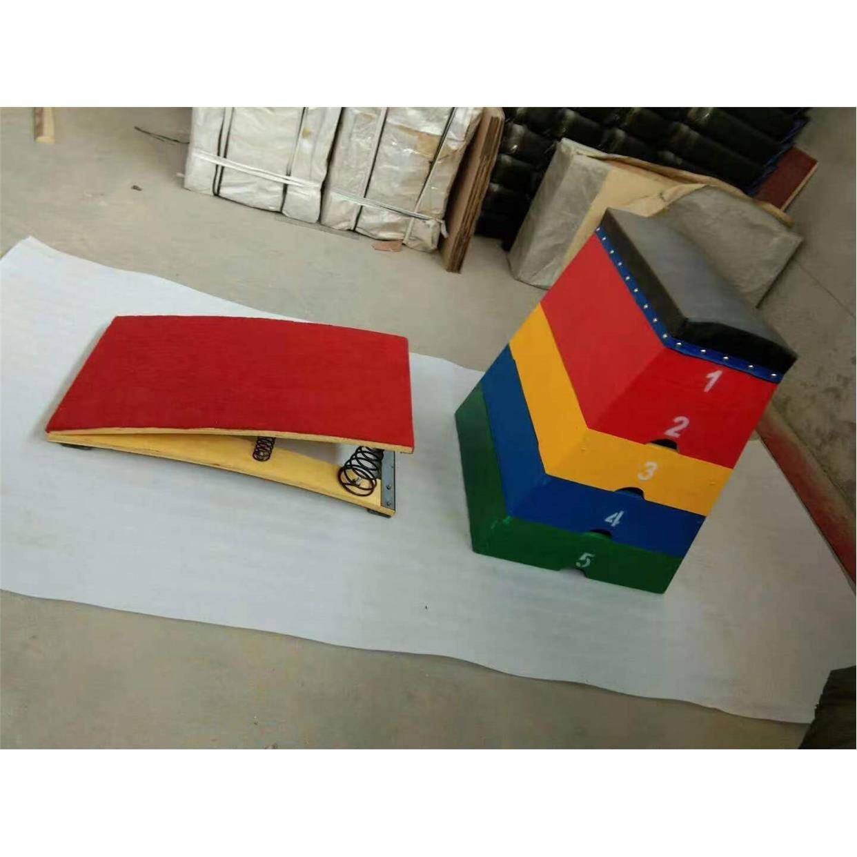 a wooden saddle 75cm + a spring spa