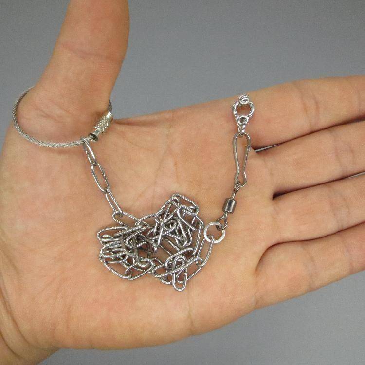 The parrot's foot chain is stainless