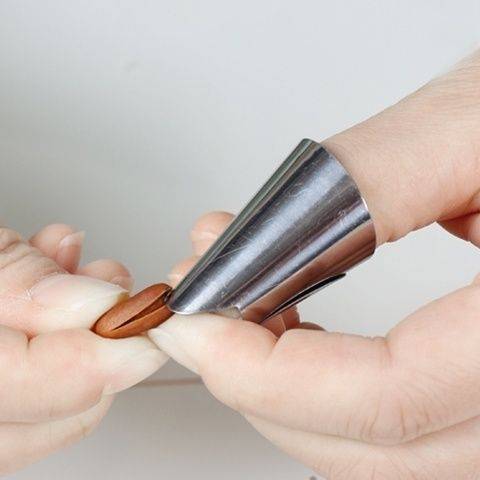Stainless steel picking vegetable iron nail fingerprint finger protective sleeve finger sleeve peeling garlic and hair beans thumb knife