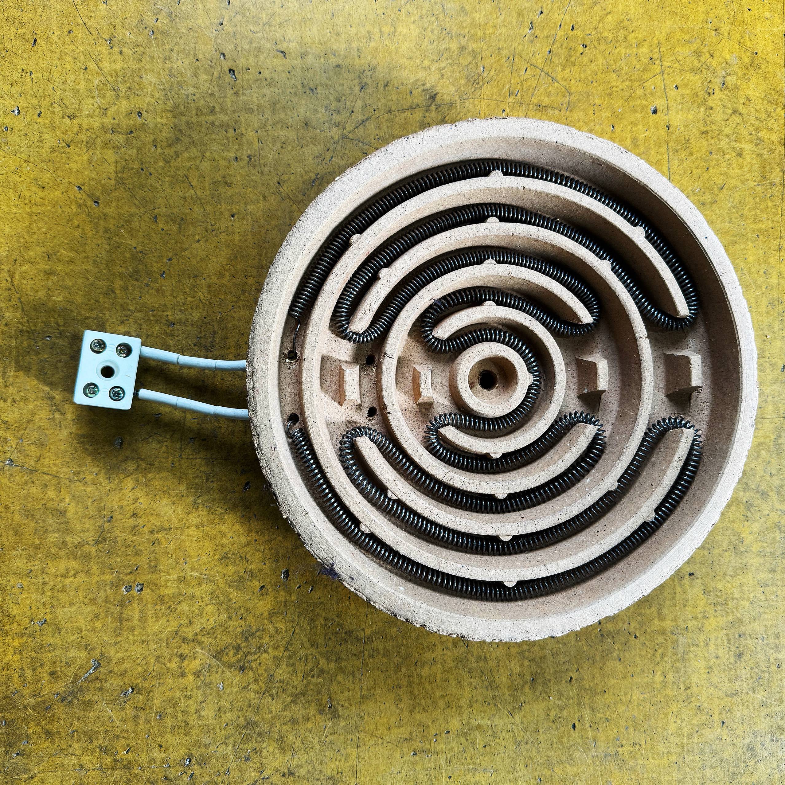 A chassis of 16 cm in diameter delivers 1 kilowatts of silk-retarding porcelain
