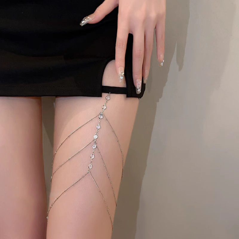 Three-storey silver leg chain
