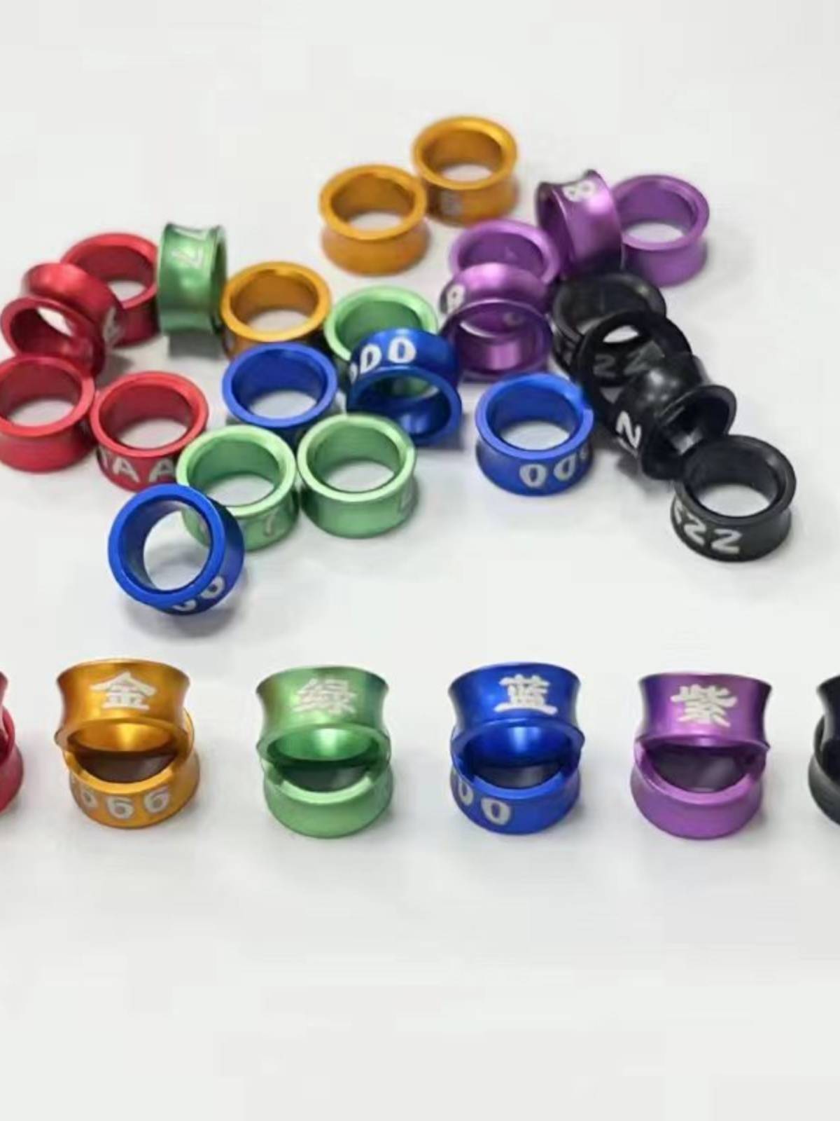 The ring parrot's ankles recognize the ring of aluminum alloy closed at random