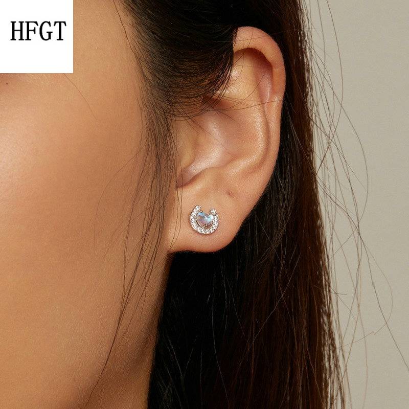 Original S925 Silver Love Moon Light Stone Stone Stone Stone Female Niche Horseshoe Round Thread Blocking Earrot Trip Trigger Women