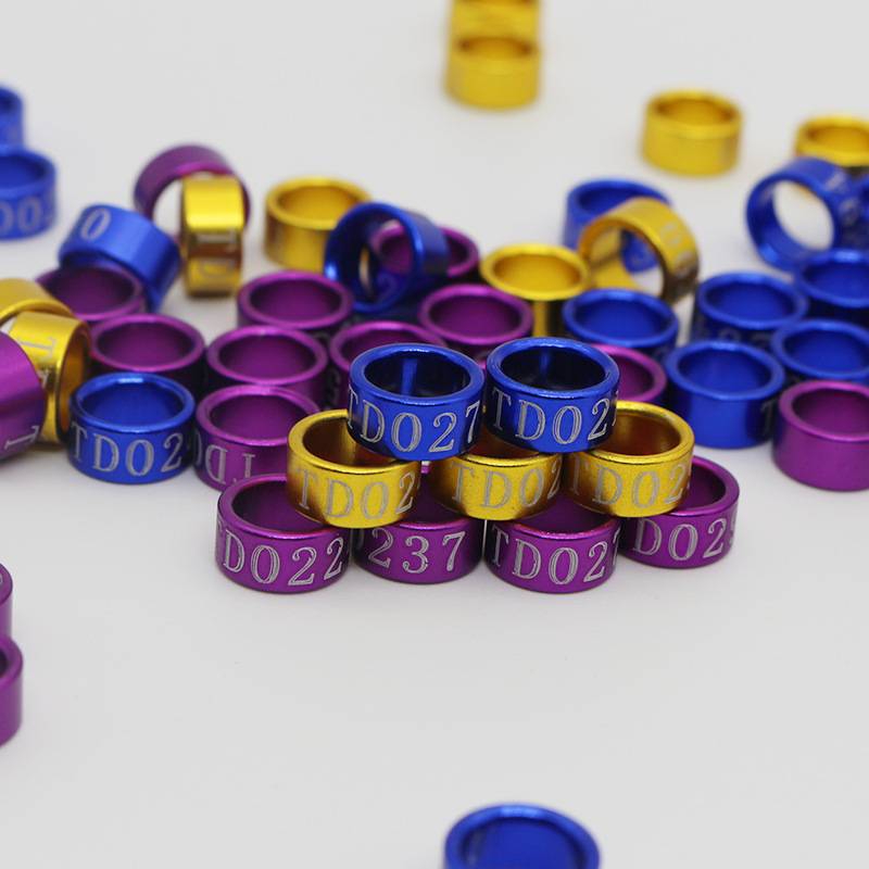 The ring parrot's feet recognize the ring of electroplating alloy