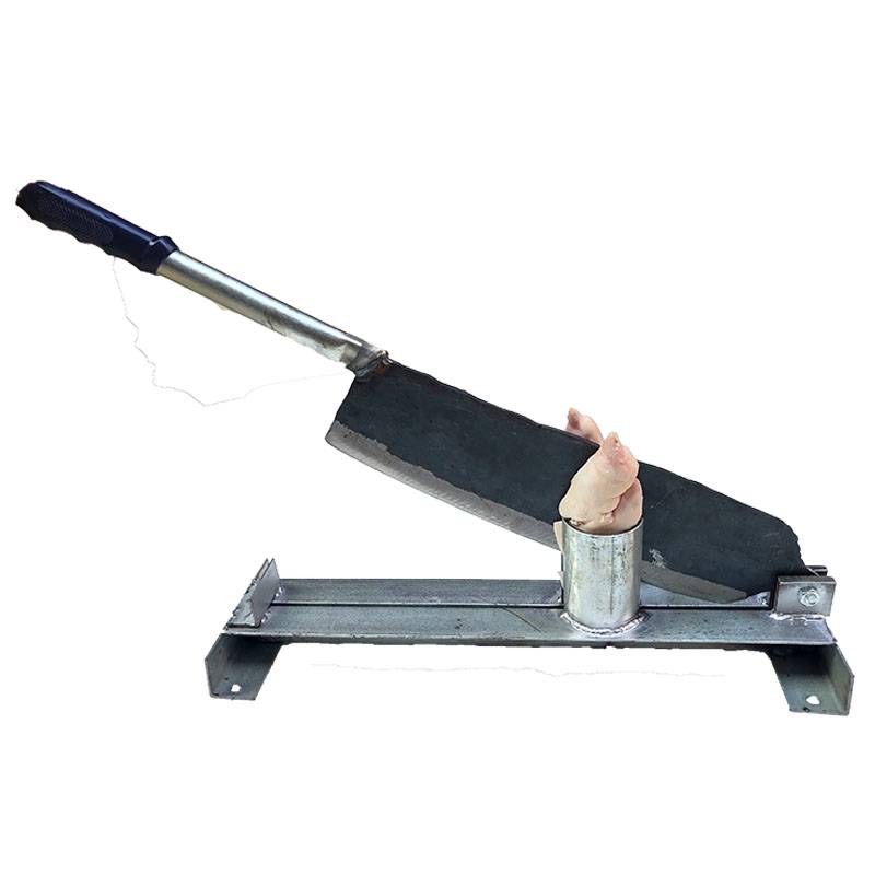 Scratch the pig's hoof and scaffold for commercial, hand-cut pig's knife against half-scratch