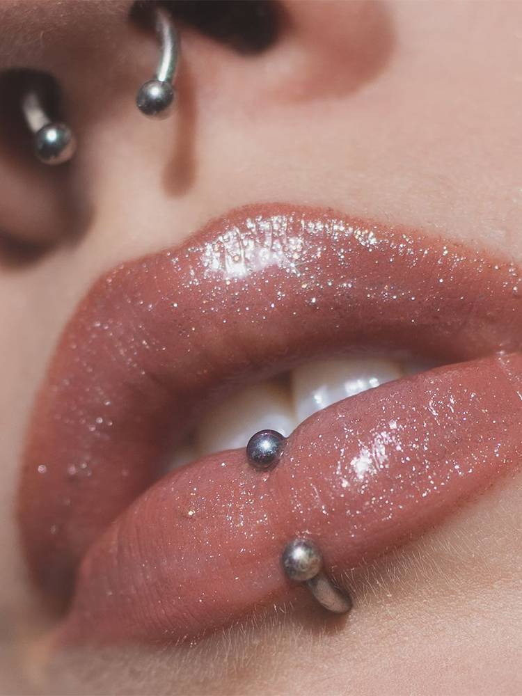 The titanium rim lips nailed to the horse's hooves' noses and noses nailed to the nipples' teeth belt