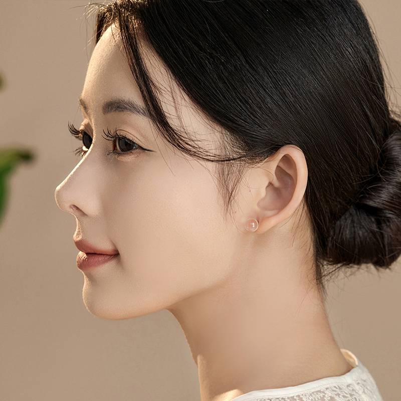 Natural white crystal small ball earrings small and simple, simple transport bead ear decoration female nourishing ear piercing cold, light pure lunar earrings gift