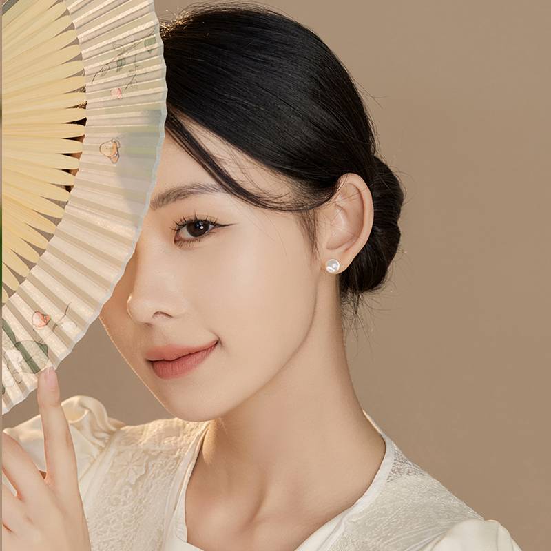 Natural white crystal small ball earrings small and simple, simple transport bead ear decoration female nourishing ear piercing cold, light pure lunar earrings gift