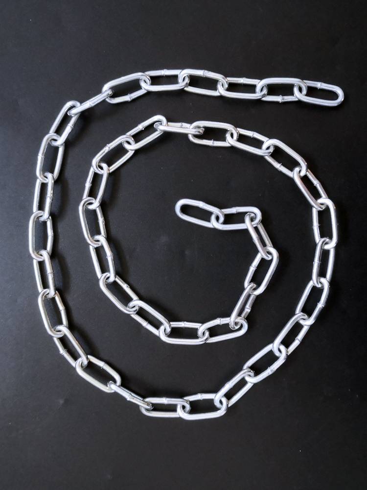 zinc-coated iron chain protected from theft and 2-16 mm long dog chain welded and chained with rusty steel chain