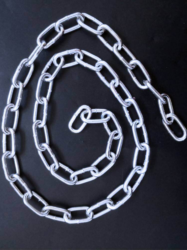 zinc-coated iron chain protected from theft and 2-16 mm long dog chain welded and chained with rusty steel chain