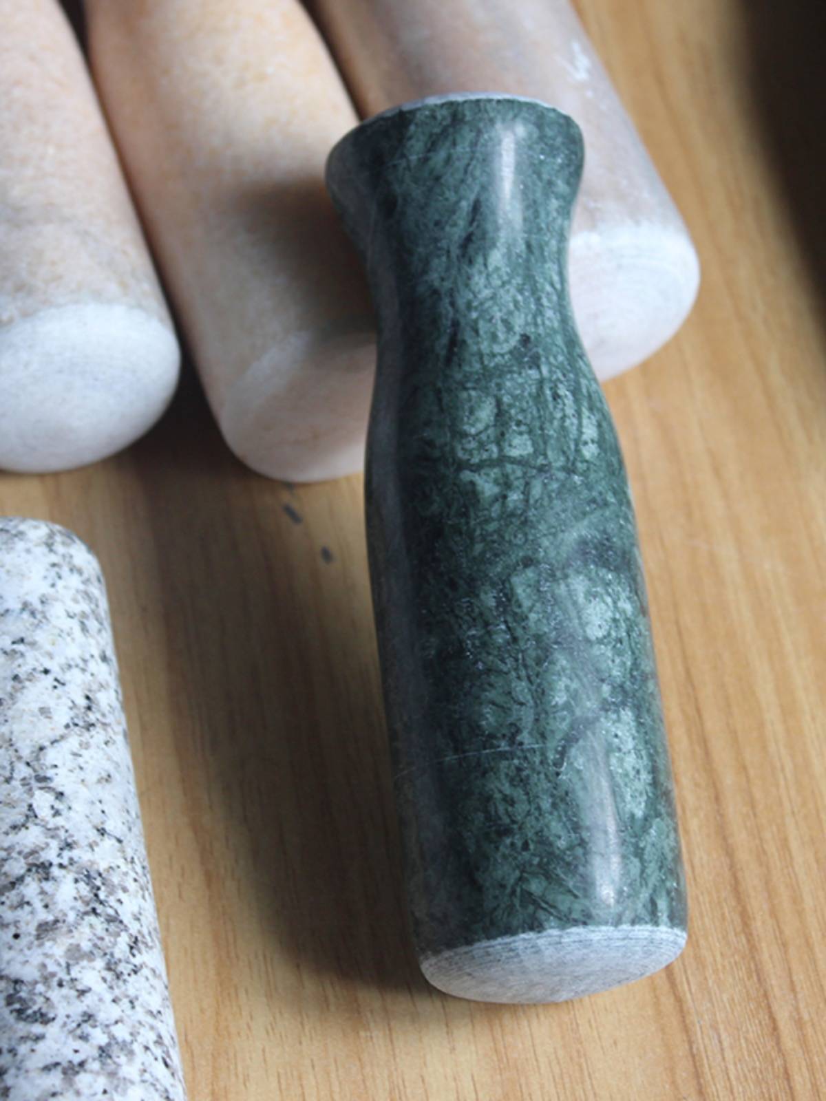 Put the garlic hammer hammer and mash the garlic stone mortar hammer grinding rod to mash the green stone garlic mortar hammer to pound the pestle