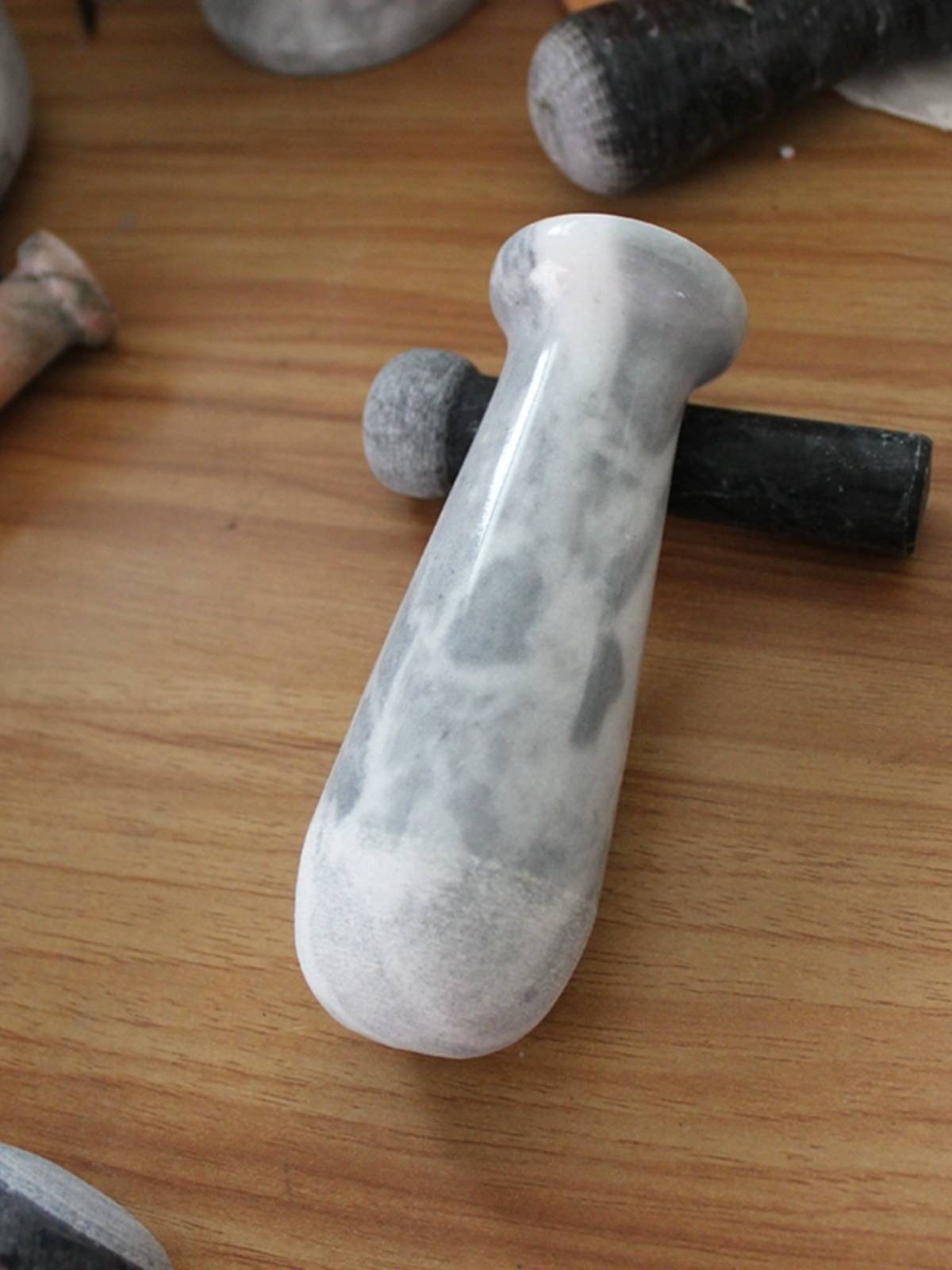 Put the garlic hammer hammer and mash the garlic stone mortar hammer grinding rod to mash the green stone garlic mortar hammer to pound the pestle