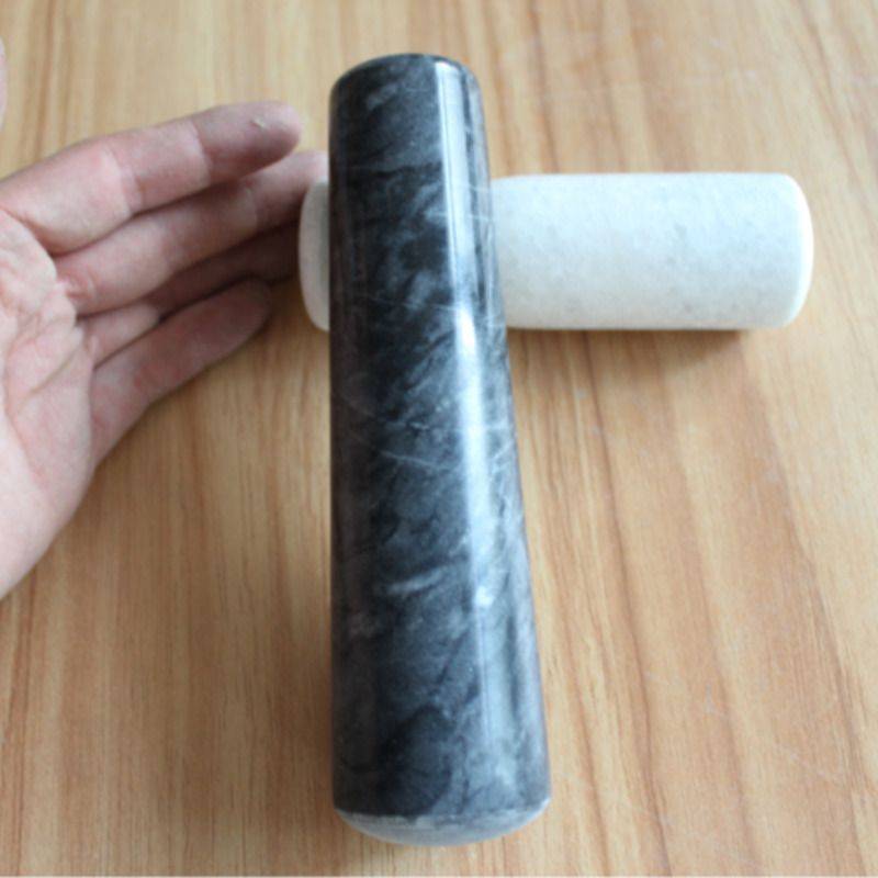 Put the garlic hammer hammer and mash the garlic stone mortar hammer grinding rod to mash the green stone garlic mortar hammer to pound the pestle