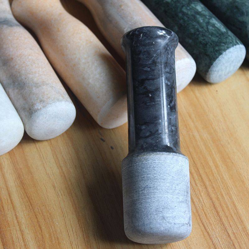 Put the garlic hammer hammer and mash the garlic stone mortar hammer grinding rod to mash the green stone garlic mortar hammer to pound the pestle
