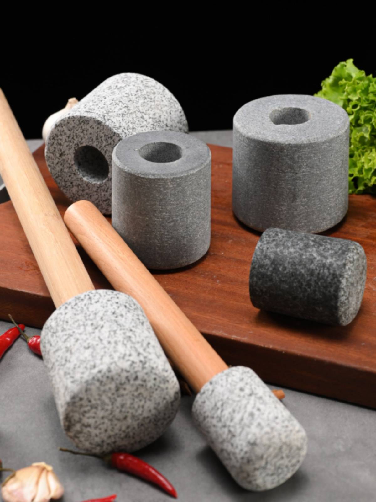 Pin the pot hammer to push the garlic wood to mix the garlic handlebar to ground the pepper stone motar